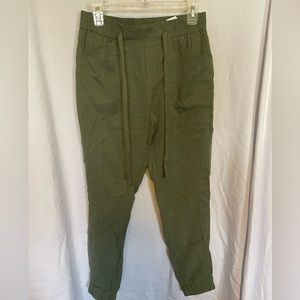Banana Republic army green ankle cropped pants size 2